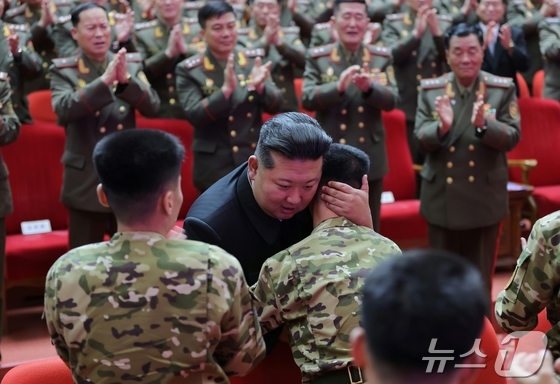  Kim Jong Un, General Secretary of the Workers\' Party of Korea, presenting state commendations to key commanders of the Korean People\'s Army overseas operational units who returned home after their deployment / Rodong Sinmun