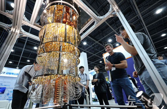Visitors examine a quantum computer model at Quantum Korea 2025 held at the aT Center in Seocho-gu, Seoul on June 24. 2025.6.24 / News1