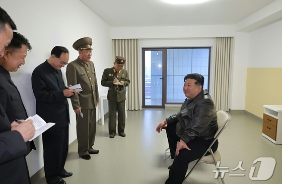  The Rodong Sinmun, the official newspaper of North Korea\'s Workers\' Party, reported on October 31 that Comrade Kim Jong Un inspected the Kangdong County Hospital, which is nearing completion, on October 30. Party Secretary Cho Yong-won accompanied him on this inspection / Rodong Sinmun