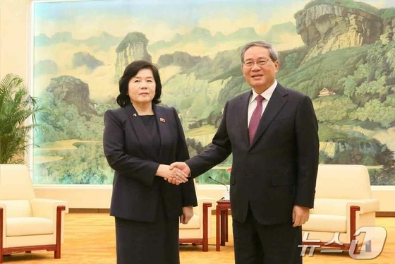  The Rodong Sinmun, the official newspaper of North Korea\'s Workers\' Party, reported on September 30 that Foreign Minister Choe Son-hui met with Chinese Premier Li Qiang on the previous day / Rodong Sinmun