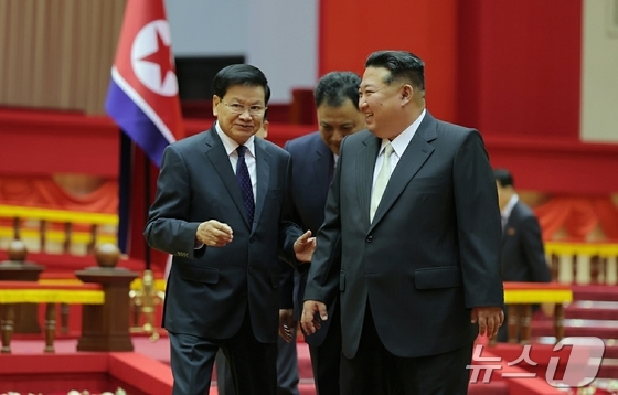  Kim Jong Un, General Secretary of the Workers\' Party of Korea, and Thongloun Sisoulith, President of the Lao People\'s Democratic Republic, meeting on Tuesday / Rodong Sinmun