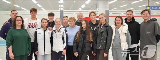  The Rodong Sinmun, the official newspaper of North Korea\'s Workers\' Party, reported on Tuesday that Russian athletes participating in the Pyongyang Figure Skating Festival, held to mark the 80th anniversary of the party\'s founding, arrived in Pyongyang the previous day / Rodong Sinmun