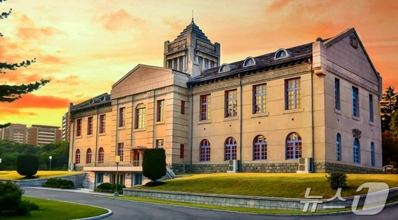  The Rodong Sinmun, the official newspaper of North Korea\'s Workers\' Party, reported on the 3rd that the Party Founding Historical Museum comprehensively showcases the glorious revolutionary history of the great leader, who brilliantly realized the historic feat of founding the Party and wisely guided the construction of the new homeland / Rodong Sinmun