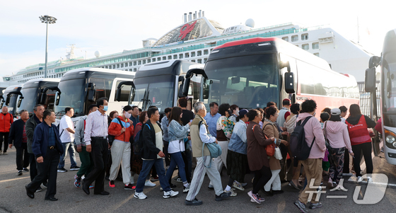 Chinese tourists arriving in South Korea via cruise ship enter through Incheon Port Cruise Terminal in Yeonsu-gu, Incheon, on the morning of September 29, when visa-free entry for Chinese group tourists began. 2025.9.29 / News1