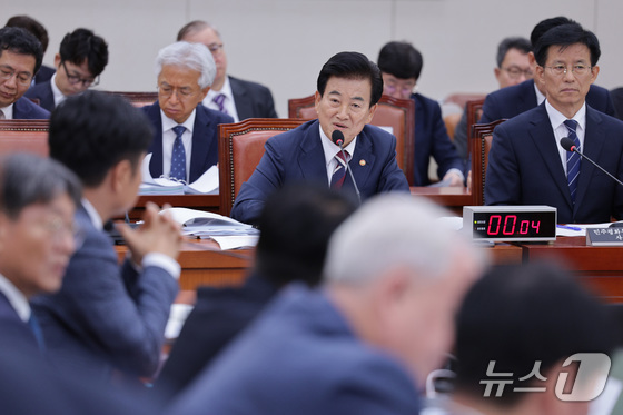Unification Minister Chung Dong-young answers a lawmaker\'s question during a parliamentary inspection of the Ministry of Unification and others at the National Assembly\'s Foreign Affairs and Foreign Work Committee in Yeouido, Seoul, on Tuesday. 2025.10.14 / News1