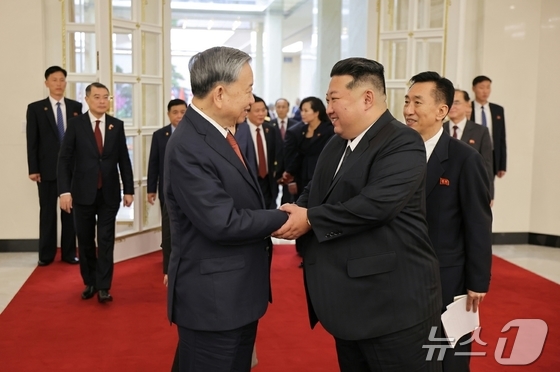  Kim Jong Un, General Secretary of the Workers\' Party of Korea, and Nguyen Phu Trong, General Secretary of the Communist Party of Vietnam, holding a summit meeting on October 9 / Rodong Sinmun