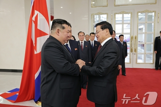 Kim Jong Un, General Secretary of the Workers\' Party of Korea, and Thongloun Sisoulith, President of the Lao People\'s Democratic Republic / Rodong Sinmun