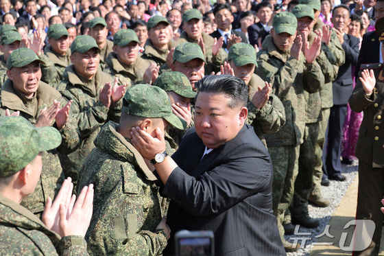  Kim Jong Un, General Secretary of the Workers\' Party of Korea, meeting with Russian troops deployed abroad to offer consolation and encouragement / Rodong Sinmun