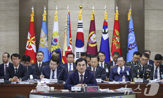 South Korean Defense Minister Ahn Kyu-back listens to a lawmaker\'s question during the 2025 National Defense Audit at the Ministry of National Defense building in Yongsan-gu, Seoul, South Korea, on the morning of the first National Defense Audit of the Lee Jae Myung administration. 2025.10.13 / News1
