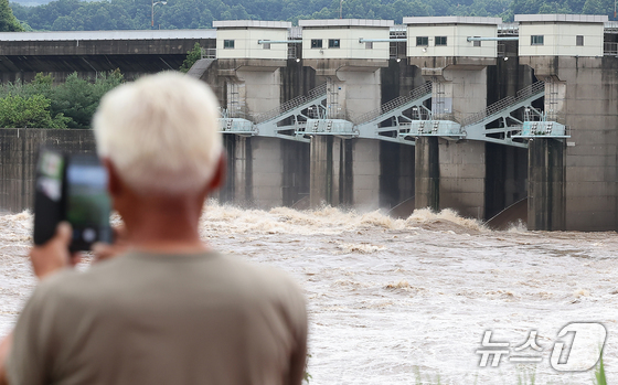  Heavy rains fell across northern Gyeonggi Province on the afternoon of July 18, 2024, prompting flood advisories for various areas along the Imjin River and Hantangang River. At the Gunnam Dam in Yeoncheon County, Gyeonggi Province, floodgates were opened, releasing a large volume of water. 2024.7.18 / News1