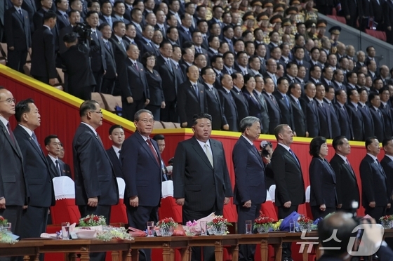 At the celebration held on the 9th to mark the 80th anniversary of the founding of North Korea\'s Workers\' Party, Chinese Premier Li Qiang, second in the Chinese leadership hierarchy, sat to the right of Kim Jong Un, General Secretary of the Workers\' Party, while Vietnamese Communist Party General Secretary To Lam, first in the Vietnamese leadership hierarchy, sat to his left / Rodong Sinmun