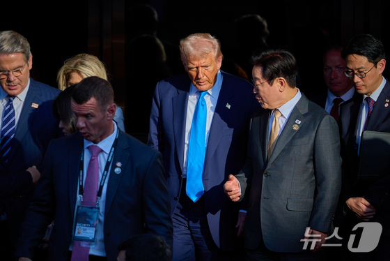  President Lee Jae Myung bids farewell to U.S. President Donald Trump after concluding the South Korea-U.S. summit held at the Gyeongju Museum in North Gyeongsang Province on Wednesday (Provided by President Lee\'s social media) 2025.10.30 / News1