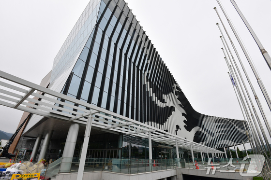 Interior and exterior finishing work is underway at the Geyongju Hwabaek International Convocation Center in Gyeongju, Gyeongbuk, the venue for the APEC Summit. 2025.9.24 / News1