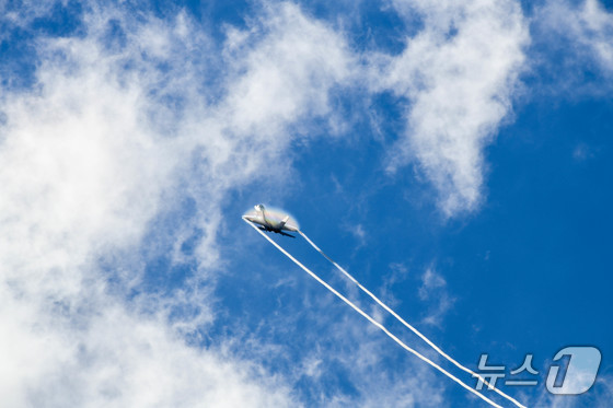  Ahead of Public Day on Wednesday, the domestically developed KF-21 Boramae advanced fighter jet is conducting pre-flight practice maneuvers over the event venue. The Air Force announced it will host the Seoul International Aerospace and Defense Exhibition (ADEX) Public Day at Seoul Air Base starting on Friday. 2025.10.15 / Provided by the South Korean Air Force