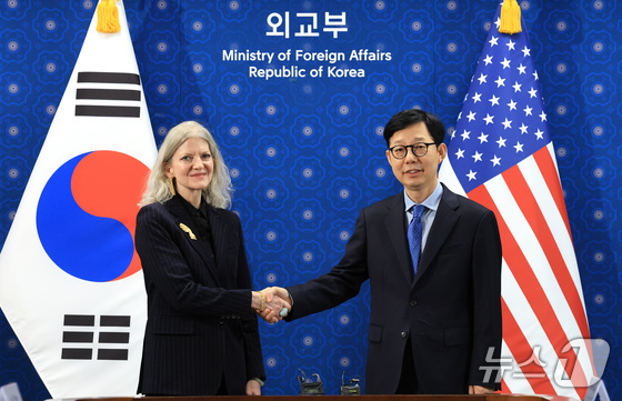  First Vice Foreign Minister Park Yoon-joo (right) poses for a commemorative photo with U.S. Under Secretary of State for Political Affairs Allison Hooker at the Ministry of Foreign Affairs building in Jongno-gu, Seoul, on the afternoon of October 10, prior to the Korea-U.S. Vice Foreign Ministers\' Strategic Dialogue. 2025.10.10 / News1