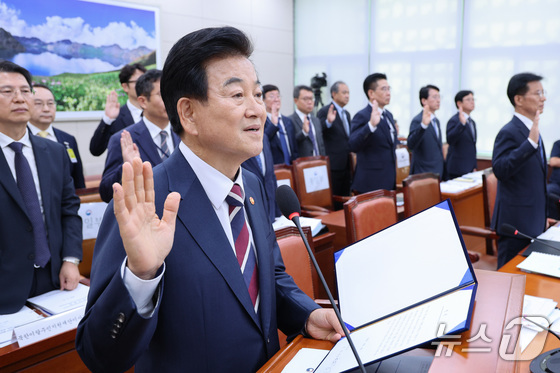 Unification Minister Chung Dong-young takes an oath as a witness during a parliamentary inspection of the Ministry of Unification and others at the Foreign Affairs and Foreign Work Committee of the National Assembly in Yeouido, Seoul, on Tuesday. 2025.10.14 / News1