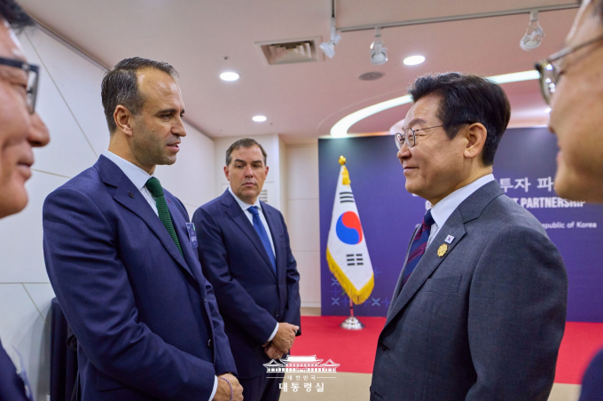 르노코리아 니콜라 파리 사장이 지난 29일 경주 예술의 전당에서 열린 ‘APEC CEO SUMMIT KOREA 2025’의 ‘글로벌 기업 투자 파트너십’ 행사에 참석해 신규 투자 계획 발표 및 외국인직접투자(FDI) 신고를 진행했다. / 사진=르노코리아