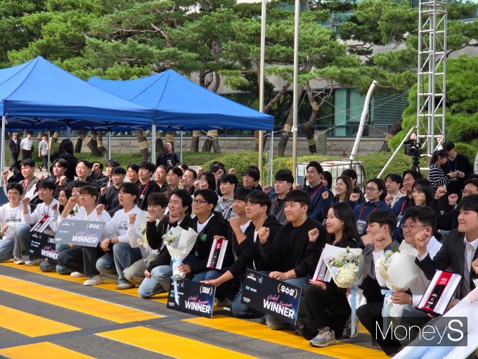 현대차·기아 아이디어 페스티벌 본선에 오른 참가팀들의 수상 후 사진을 촬영하던 모습. 앞줄 왼쪽부터 FMV팀(디지로그 락 시스템), 흰수염고래팀(S.B.S), 앤트랩팀(ANT), 데시벨팀(dBelt), ART팀(스냅플레이트). /사진=김대영 기자