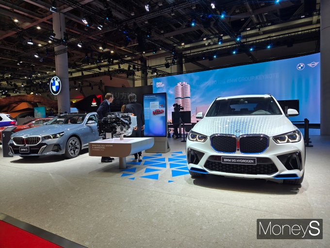 BMW가 재팬 모빌리티쇼에서 뉴 iX3, 수소 연료 전지 기술 등을 공개했다. /사진=김이재 기자
