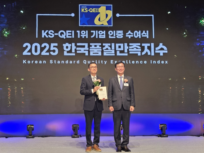 한국타이어는 2009년부터 17년 연속 자동차용 타이어 부문 1위를 차지했다. 사진은 (왼쪽부터) 민경신 한국타이어앤테크놀로지 제조품질보증담당과 문동민 한국표준협회 회장. /사진=한국타이어