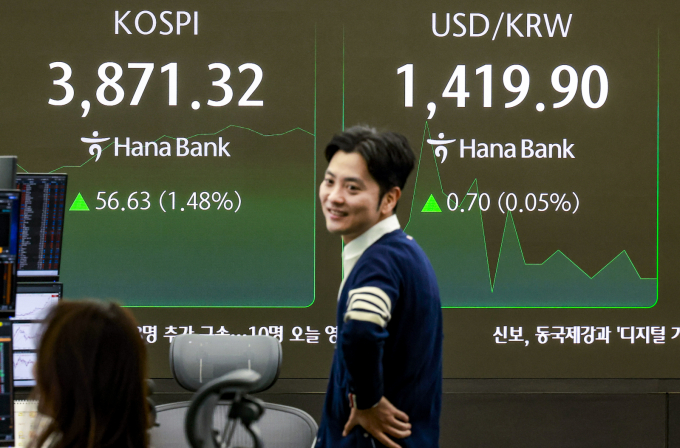 코스피가 외국인 매수로 대다수 업종이 강세를 보인 데 힘입어 장 초반부터 신고점을 경신했다. 사진은 서울 중구 하나은행 딜링룸./사진=뉴시스