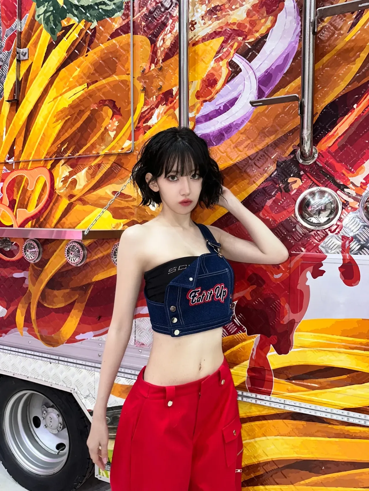 スパゲッティよりアツい」サクラ、真っ赤なカーゴで限界突破ファッション