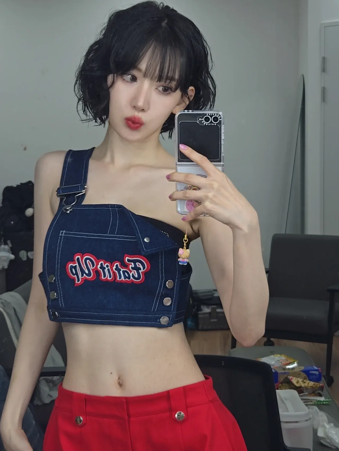 スパゲッティよりアツい」サクラ、真っ赤なカーゴで限界突破ファッション