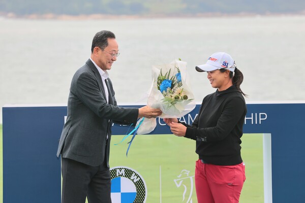 LPGA대회 시상식(명현관 군수, 김세영 선수)사진=해남군
