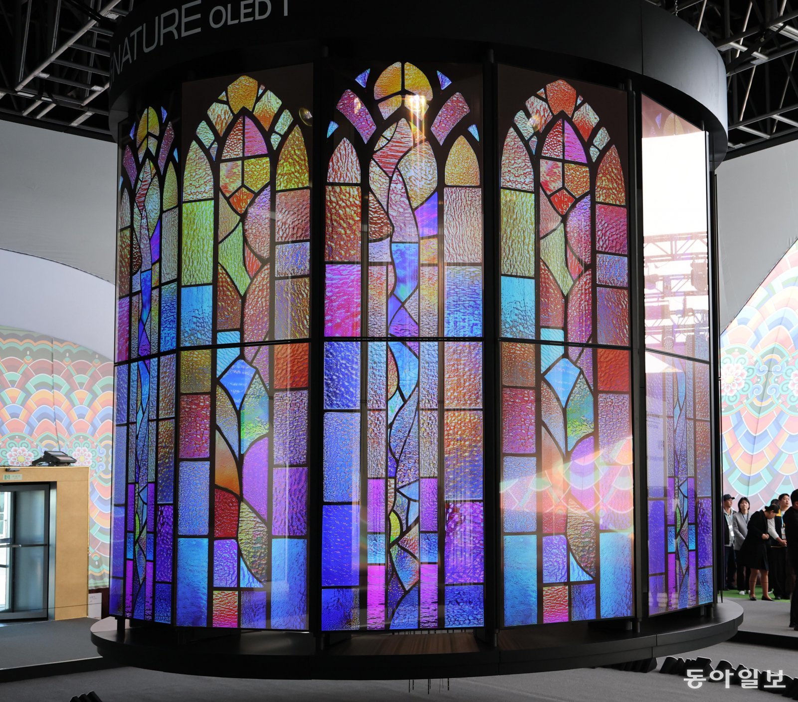 이번 APEC 정상회의는 국내 기업들의 기술 역량을 전 세계에 선보이는 자리가 됐다. LG전자가 ‘LG 시그니처 올레드 T’로 만든 초대형 샹들리에. 
경주=홍진환 기자 jean@donga.com