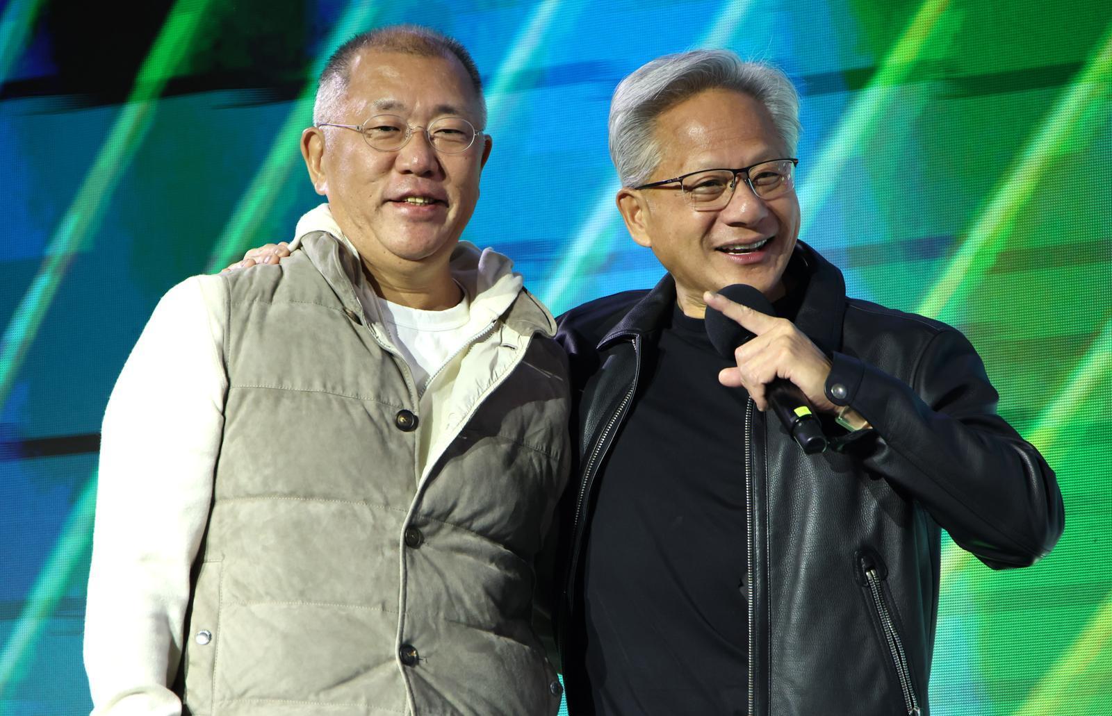 젠슨 황 엔비디아 CEO가 지난 30일 밤 서울 강남구 코엑스광장에서 지포스(GeForce) 한국 25주년을 기념해 열린 ‘지포스 게이머 페스티벌’에 정의선 현대차그룹 회장과 함께 올라 인사를 하고 있다. 사진공동취재단