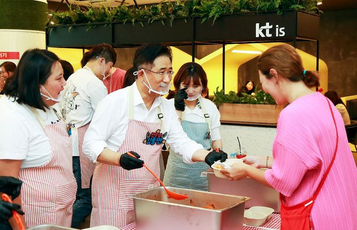 KTis 고객본부 김종만 전무(왼쪽 두번째)가 KT고객센터에 마련된 분식 나눔 행사에 직접 참여하며 직원들과 함께하고 있다.ⓒKTis