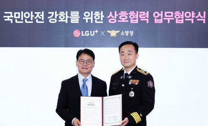 28일 서울 용산구LG유플러스 용산사옥에서 열린 업무협약식에서 이철훈LG유플러스 커뮤니케이션센터장(왼쪽)과 이진호 소방청 기획조정관이 기념촬영을 하고 있는 모습.ⓒLG유플러스