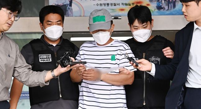 KT 무단 소액결제 사건 피의자인 중국인 B(44·중국 국적)씨가 지난달 25일 경기 수원시 영통경찰서에서 정보통신망법 위반, 컴퓨터 사용 사기, 범죄수익 은닉규제법 위반 등 혐의로 검찰로 구속 송치되고 있다. ⓒ 뉴시스