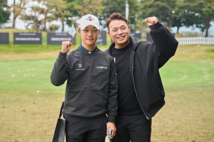 대회장을 찾은 이승택이 송민혁의 선전을 기원하며 기념촬영을 하고 있다. ⓒ KPGA