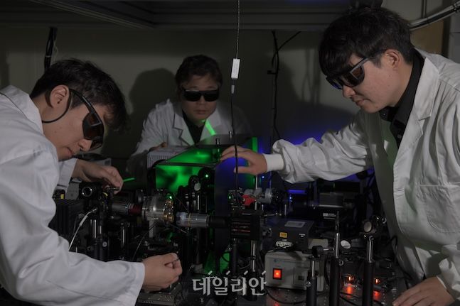 KRISS 연구진이 동적 다이아몬드 앤빌셀 장치를 통해 구현한 초과압수의 결정화 과정을 관찰하고 있다. ⓒ한국표준과학연구원