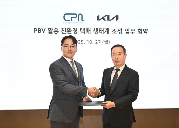기아 국내사업본부장 정원정 부사장(오른쪽)과 쿠팡파트너스연합회 신호룡 회장(HR그룹 대표, 왼쪽)이 지난 27일 기아 브랜드 체험관 기아360에서 열린 ‘PBV 활용 친환경 택배 생태계 조성’ 업무협약식에서 기념 촬영하고 있다.ⓒ기아