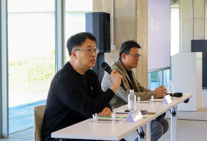 노상민 네이버클라우드 센터장(왼쪽부터)과 이상준 네이버클라우드 CIO(최고정보책임자)가 지난 26일 세종시에 위치한 데이터센터
