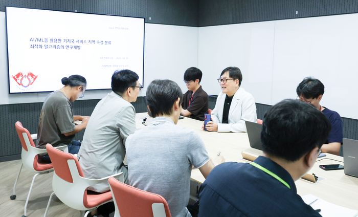 산학협력 과제로LG유플러스 임직원과 경희대학교 연구원이AI모델 개발을 위해 회의하는 모습.ⓒLG유플러스