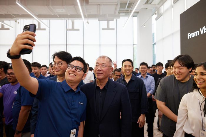 정의선 현대자동차그룹 회장이 2024년 12월 12일(현지시각) 현대차그룹 싱가포르 글로벌 혁신센터에서 직원들과 타운홀미팅을 한 뒤 기념촬영 하고 있다. ⓒ현대자동차그룹