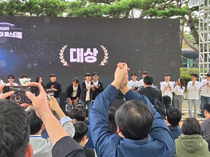22일 경기 화성시 현대차그룹 남양연구소에서 열린 현대자동차그룹 ‘2025 아이디어 페스티벌’ 시상식 현장에서 ANT Lab팀이 대상 수상 직후 무대 인사를 하고 있다. ⓒ데일리안 정진주 기자