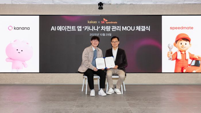 카카오 김종한 카나나 성과리더(왼쪽)와 SK스피드메이트 안무인 대표이사가 지난 29일 카카오 판교 아지트에서 진행된 AI(인공지능) 에이전트 앱 서비스 