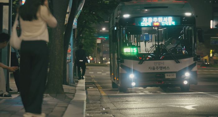시민을 태운 안양시 자율주행버스 주야로가 도심을 달리고 있다. ⓒ안양시 제공