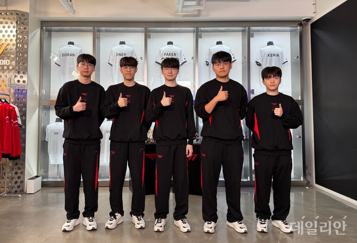 T1 선수단이 9일 2025 월드 챔피언십 출국을 앞두고 서울 강남구 T1 사옥에서 기념 촬영을 하고 있다. ⓒ데일리안 황지현 기자