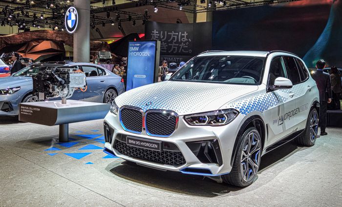 29일(현지시간) 일본 도쿄 빅사이트에서 열린 ‘재팬 모빌리티쇼 2025’ BMW그룹 전시관에 iX5 하이드로젠 프로토타입 모델이 전시돼있다. ⓒ한국자동차기자협회