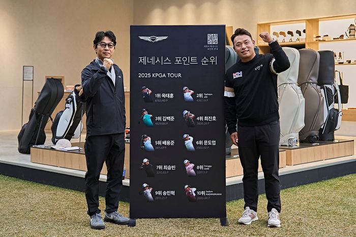 제네시스사업본부장 송민규 부사장(좌)이 이승택 선수의 PGA 투어 입성을 축하하며 제네시스 포인트 순위보드 앞에서 기념촬영을 하고 있다. ⓒ KPGA