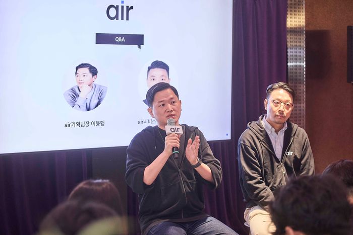 1일 서울 성수동 T팩토리에서 이윤행 SK텔레콤 air기획팀장(왼쪽)과 SKT 정준영 air서비스팀장이 자급제 전용 디지털 통신 서비스 ‘에어(air)’를 소개 후 질의응답을 진행하고 있다.ⓒSK텔레콤