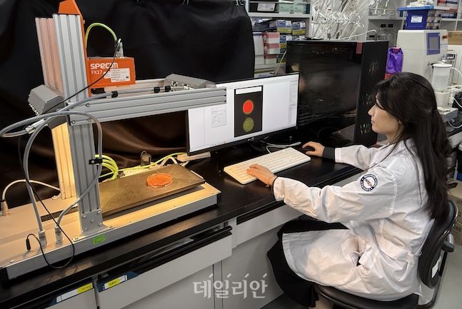 세계김치연구소 연구진이 AI를 활용한 불량 고춧가루 비파괴 판별 기술을 시연하고 있다. ⓒ세계김치연구소