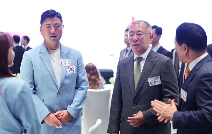 대한양궁협회장인 정의선 현대자동차그룹 회장이 2024년 8월 22일 서울 한 호텔에서 열린 2024 파리올림픽 선수단 격려 행사에 참석해 양궁 전훈영(왼쪽), 김우진(왼쪽 두번째)과 대화하고 있다. ⓒ뉴시스