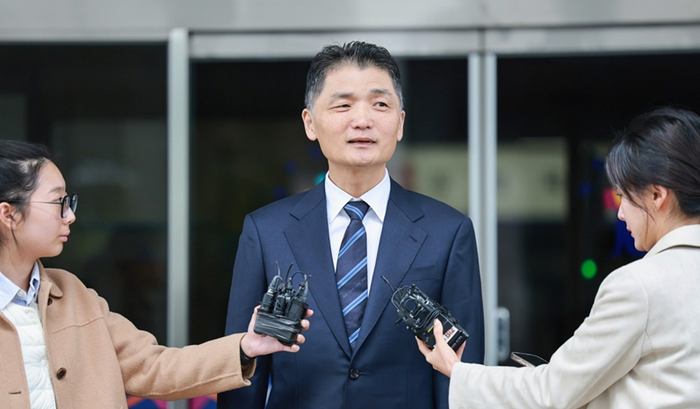 SM엔터테인먼트 지분 인수 과정에서 자본시장법 위반 혐의로 재판에 넘겨졌던 김범수 카카오 창업자 겸 경영쇄신위원장이 21일 서울남부지방법원을 나오며 입장을 밝히고 있다.ⓒ연합뉴스
