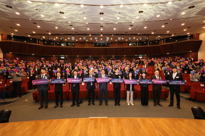 지난해 10월 24일 국회도서관 대강당에서 열린 제3회 '기술개발인의 날' 기념식 참석자 전원이 '기술개발인이 대한민국의 심장입니다'라는 구호를 외치며 기념촬영을 하고 있다. 맨 앞줄 왼쪽부터 이병원 SK텔레콤 팀장, 박기영 선우시스 대표, 이준석 개혁신당 의원, 이창윤 과학기술정보통신부 차관, 구자균 한국산업기술진흥협회 회장, 박충권 국민의힘 의원, 최수진 〃 의원, 송은하 HD한국조선해양 책임연구원, 고서곤 산기협 상임부회장, 장기석 캠시스 수석. 산기협 제공.